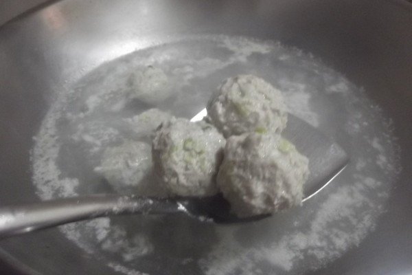 肉丸怎么做有弹性又爆汁,肉丸怎么做的又劲道又好吃