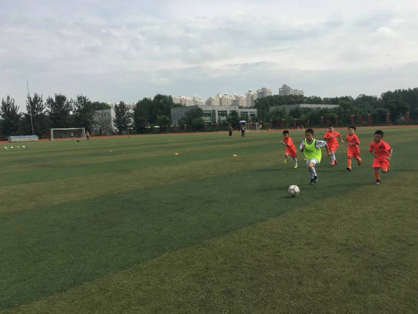 足球点燃全场的瞬间,点燃足球激情