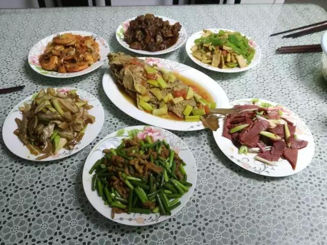 千里奔波只为一年一顿的年夜饭,记忆中的年夜饭人间至味是团圆