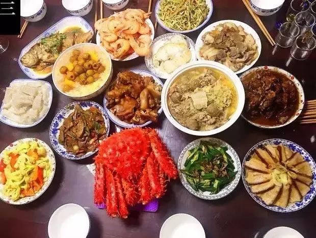 千里奔波只为一年一顿的年夜饭,记忆中的年夜饭人间至味是团圆