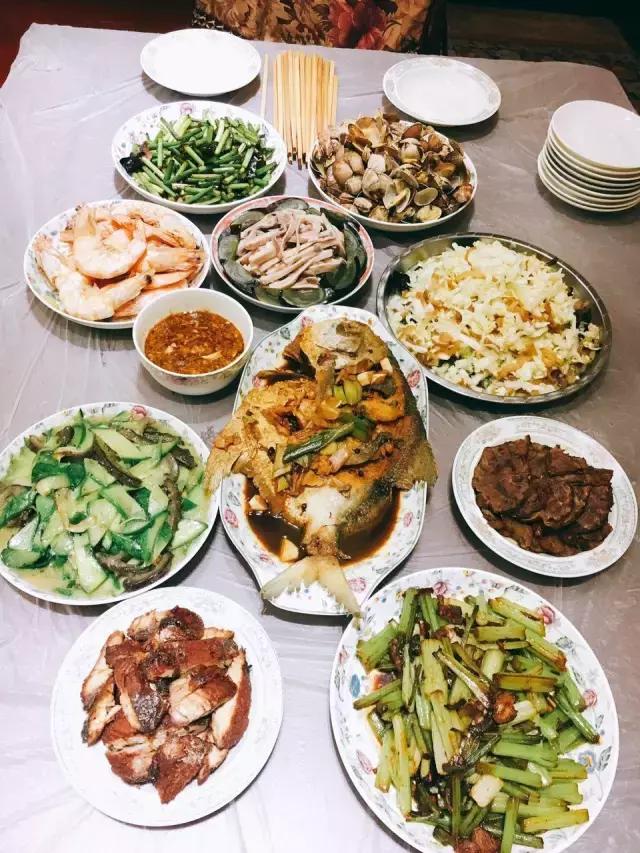 千里奔波只为一年一顿的年夜饭,记忆中的年夜饭人间至味是团圆