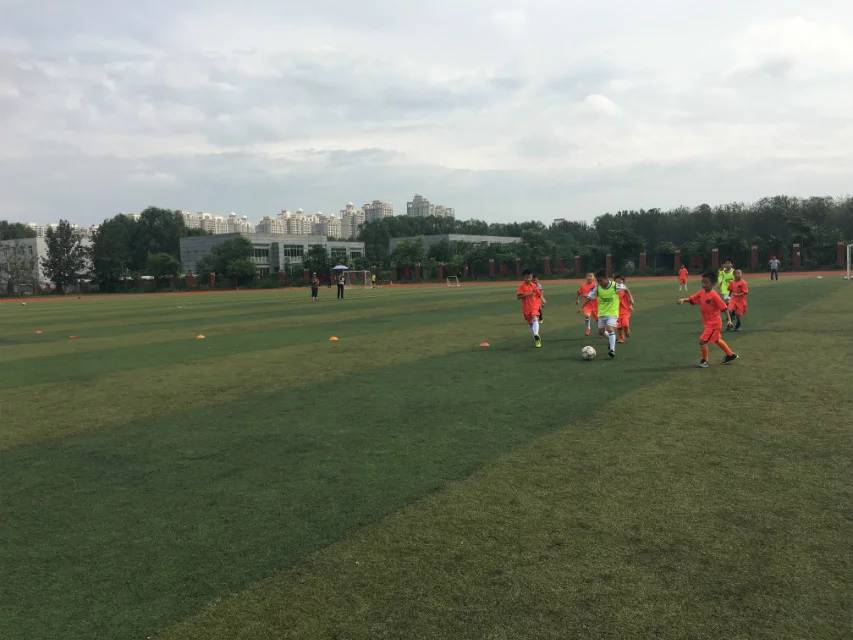 足球点燃全场的瞬间,点燃足球激情