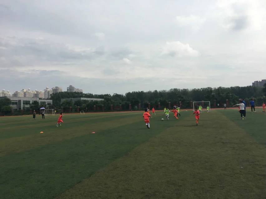 足球点燃全场的瞬间,点燃足球激情