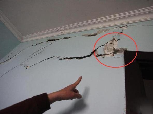 墙面起泡起皮的原因和维修办法,新房装修墙面不干怎么办