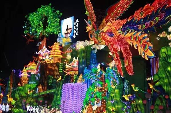 自贡第30届灯会,自贡今年灯会65岁是否免票观灯