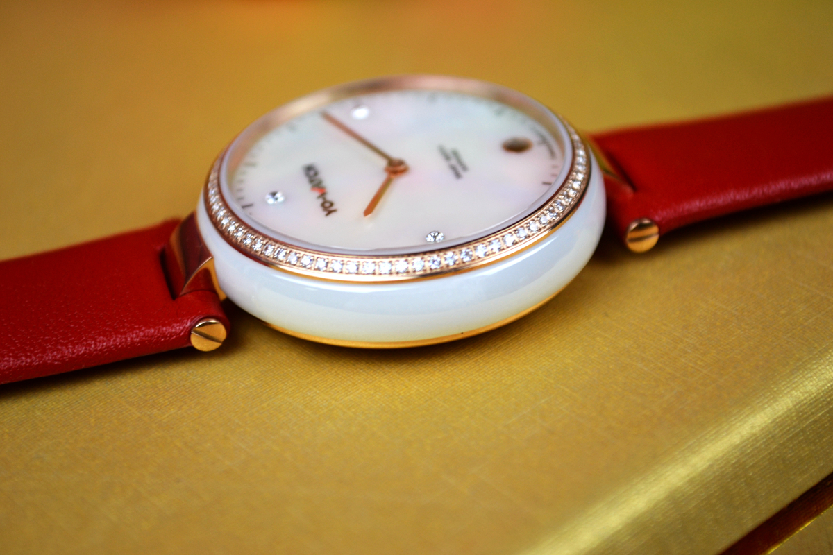 有水晶有钻石，能测UV会自拍，续航8个月，为妹子而生的智能表