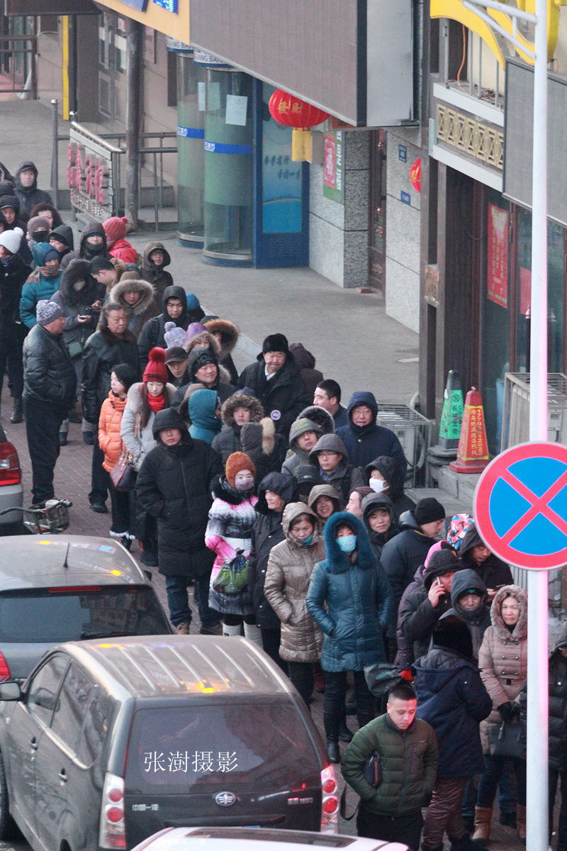 民众零下12度寒风中排队,上万民众寒风排队数小时