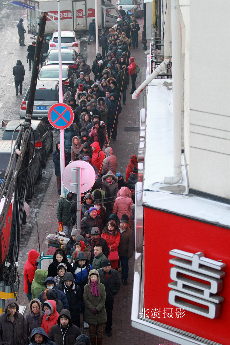 民众零下12度寒风中排队,上万民众寒风排队数小时