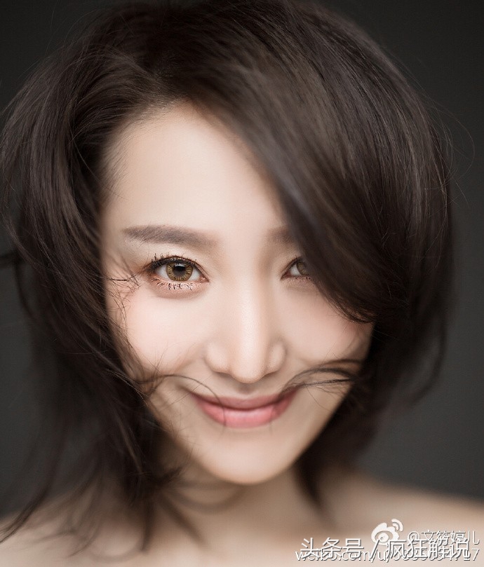 瞪大眼睛看足球界美女奇特拜年