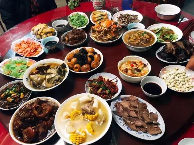 千里奔波只为一年一顿的年夜饭,记忆中的年夜饭人间至味是团圆