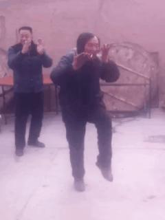 妹子你知道吗？衣服破了个口子，快点回去补补吧！