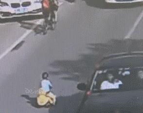 妹子你知道吗？衣服破了个口子，快点回去补补吧！