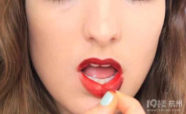 撕拉唇彩的正确涂法,在家做可撕拉的唇彩