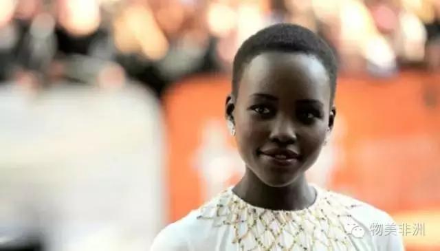 在《为奴十二载》里，来自非洲的她把这个角色演绎的淋漓尽致