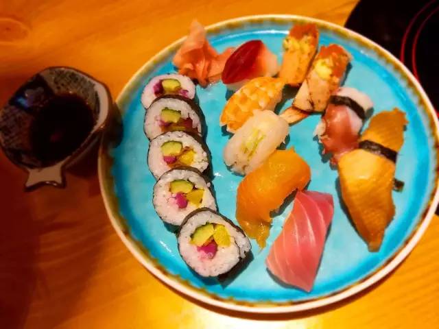 听着海浪声用餐,听着海浪吹着海风吃饭