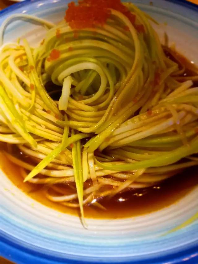 听着海浪声用餐,听着海浪吹着海风吃饭