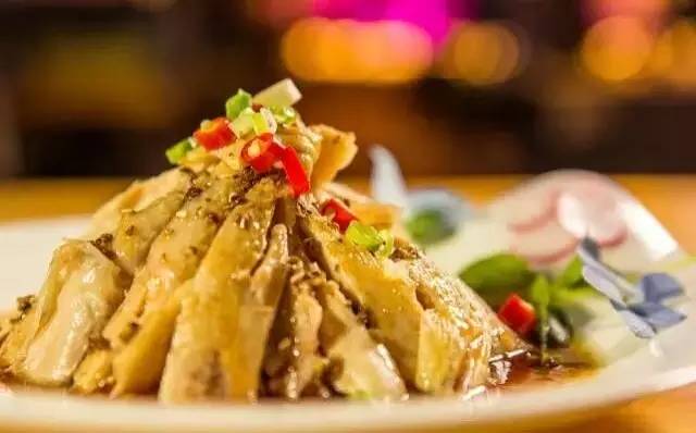 听着海浪声用餐,听着海浪吹着海风吃饭