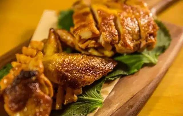 听着海浪声用餐,听着海浪吹着海风吃饭