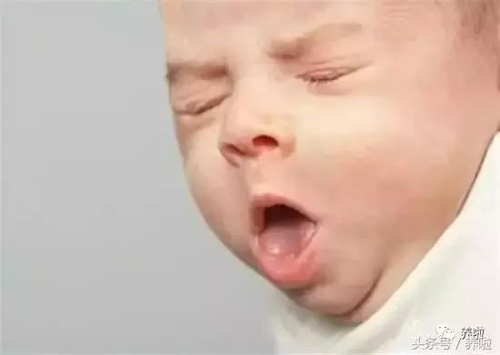 满月宝宝总是干呕怎么回事,宝宝最近吃东西总是干呕