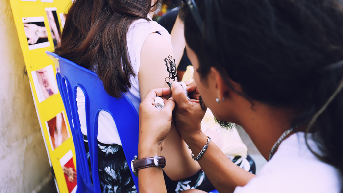 在泰国生活的一对情侣 (在泰国的情侣生活)