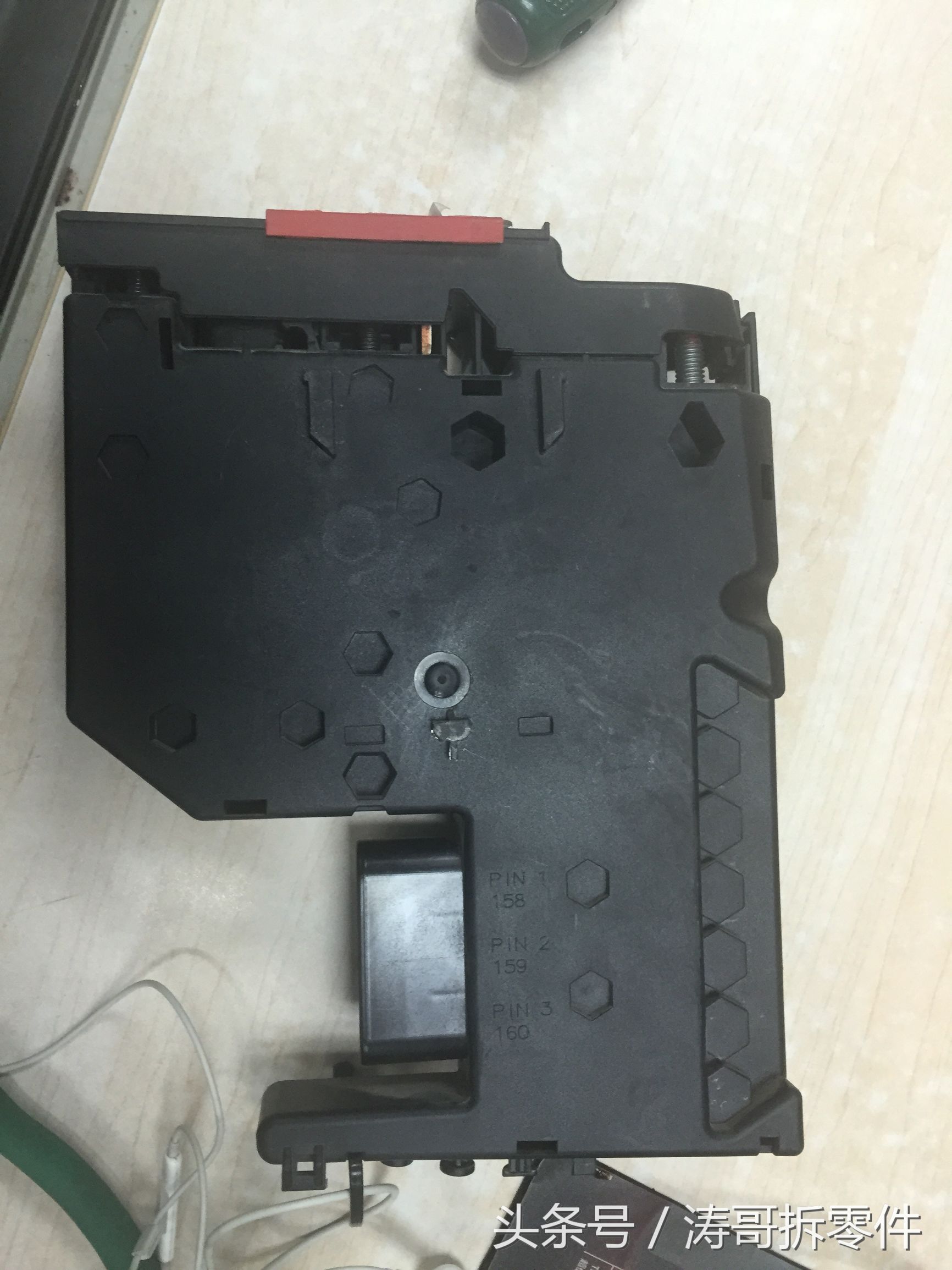 奔驰断电复位教程,奔驰A200玻璃开关怎么拆