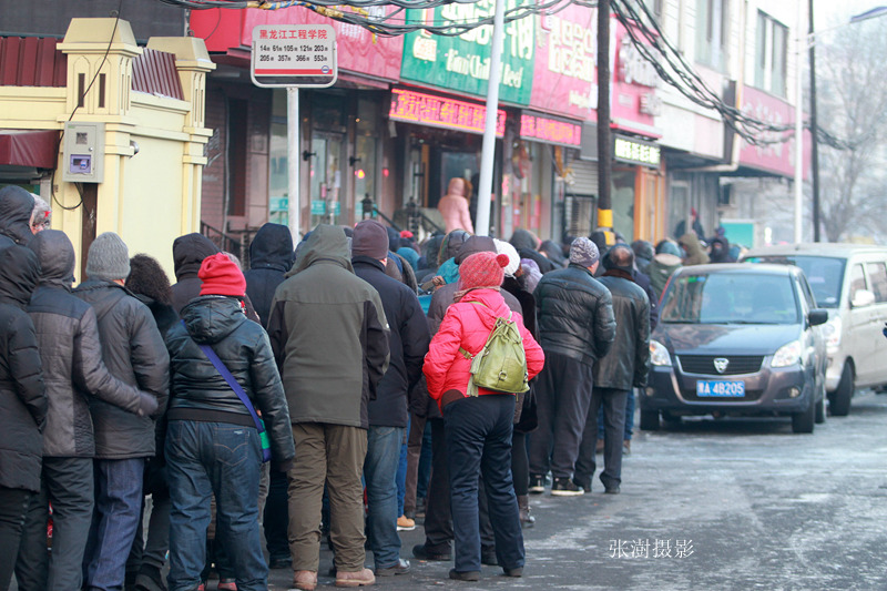 民众零下12度寒风中排队,上万民众寒风排队数小时