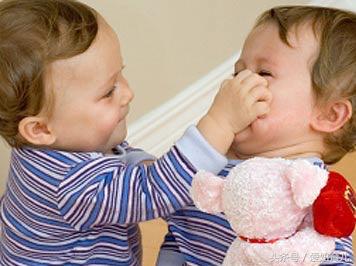 当宝宝打人的时候家长应该咋办,宝宝打人怎么引导孩子