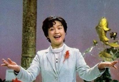 春晚舞台上的常青树，送走一首又一首神曲，却越唱越传神