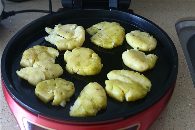 家乡的味道薄饼,家乡的特色小吃土豆饼