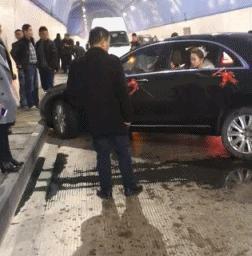 妹子你知道吗？衣服破了个口子，快点回去补补吧！