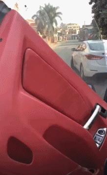 妹子你知道吗？衣服破了个口子，快点回去补补吧！