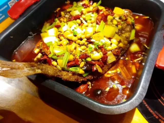 听着海浪声用餐,听着海浪吹着海风吃饭