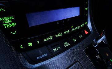 钥匙锁车里千万别砸玻璃,钥匙锁车里怎么不砸玻璃