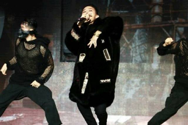 权志龙穿黑貂视频,权志龙穿黑貂演唱会