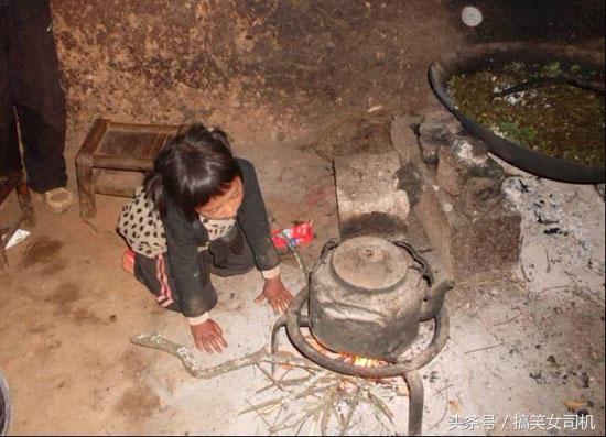 女生的嘴是撅着的,姑娘的嘴