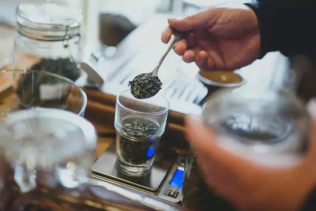 越秀丨咖啡遍野的淘金,这家手冲茶叶店却成了“网红”