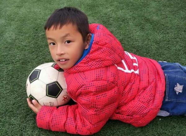 绿茵场上足球少年,绿茵场上少年英姿飒爽