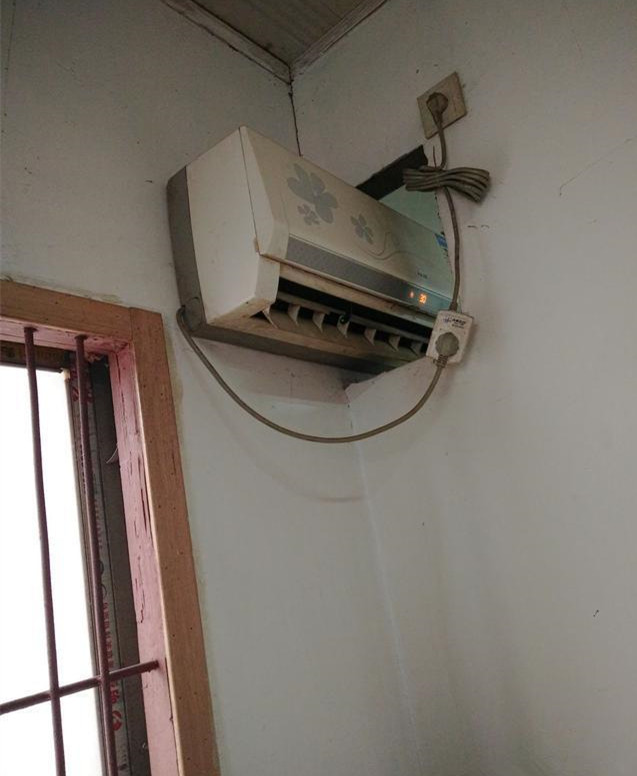 小婊砸,这是我的,别跟我抢