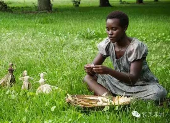 在《为奴十二载》里，来自非洲的她把这个角色演绎的淋漓尽致