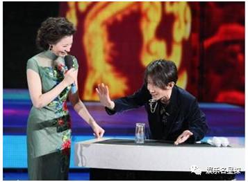 董卿的口红是什么梗,董卿口红颜色是橘红吗