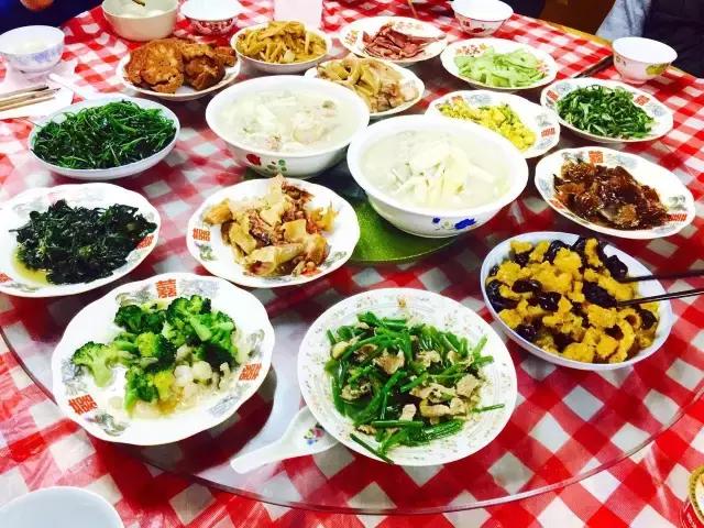 千里奔波只为一年一顿的年夜饭,记忆中的年夜饭人间至味是团圆