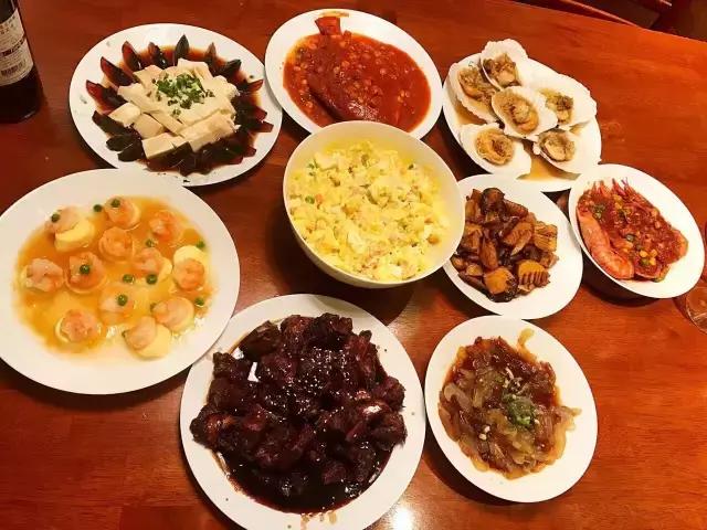 千里奔波只为一年一顿的年夜饭,记忆中的年夜饭人间至味是团圆