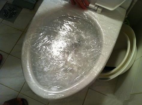 马桶堵住冲不下去怎么办,马桶堵住了的最快解决办法