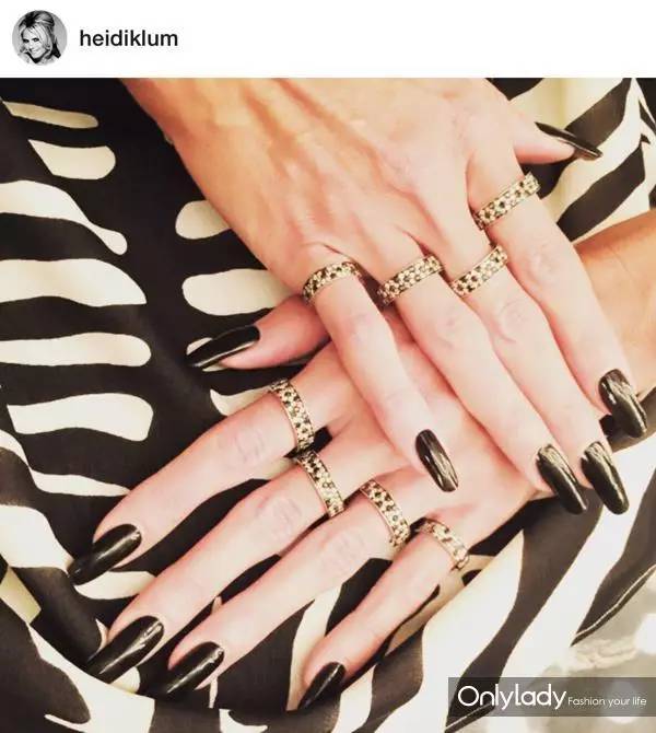 美甲款式推荐2024夏款手绘美甲,美甲款式手绘爆款美甲图显白