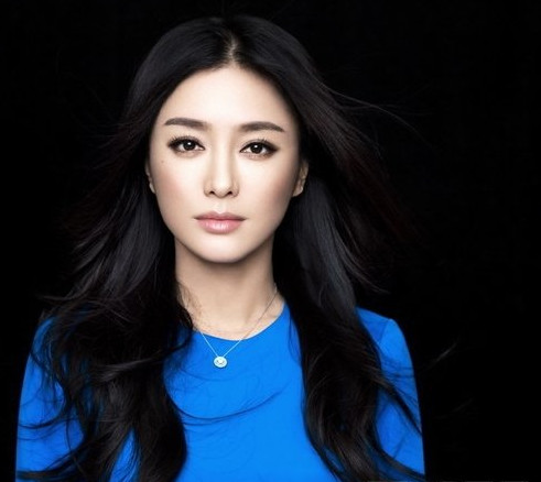 秦岚因整容遭到网友的吐槽如今她终于又瘦了下来美出新高度