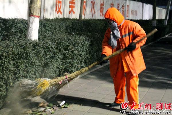 网络媒体走转改之环卫工人凌晨四点上街,期盼早回家与家人团聚
