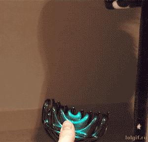 最怂的猫可能是只假猫,一动不动还以为是假猫