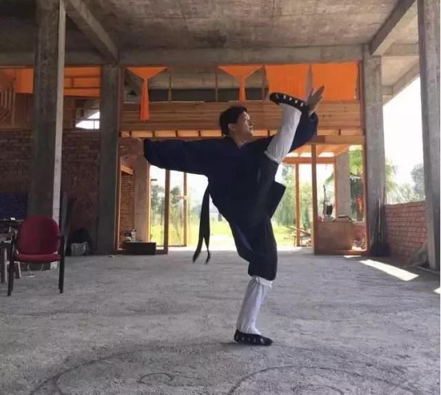 李华伟蹲墙松腰,李华伟健身教练