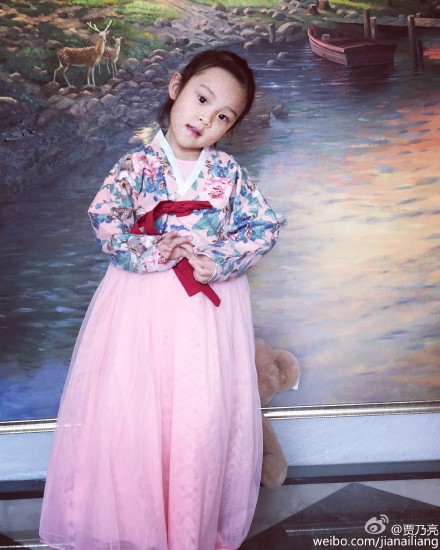 盘点幼年丑哭长大逆袭的星二代们！李小璐女儿最美张庭女儿没救了