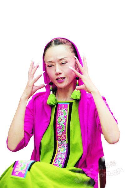 杨丽萍穿薄纱孔雀服,杨丽萍的孔雀服竟是画上去的